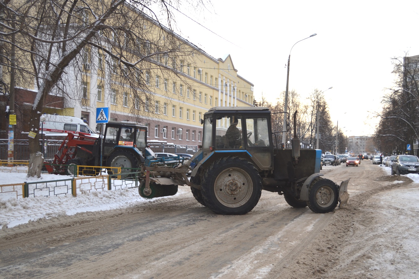 В уборке снега с улиц Московского района ежедневно задействовано 24 единицы техники и около 40 рабочих - фото 1